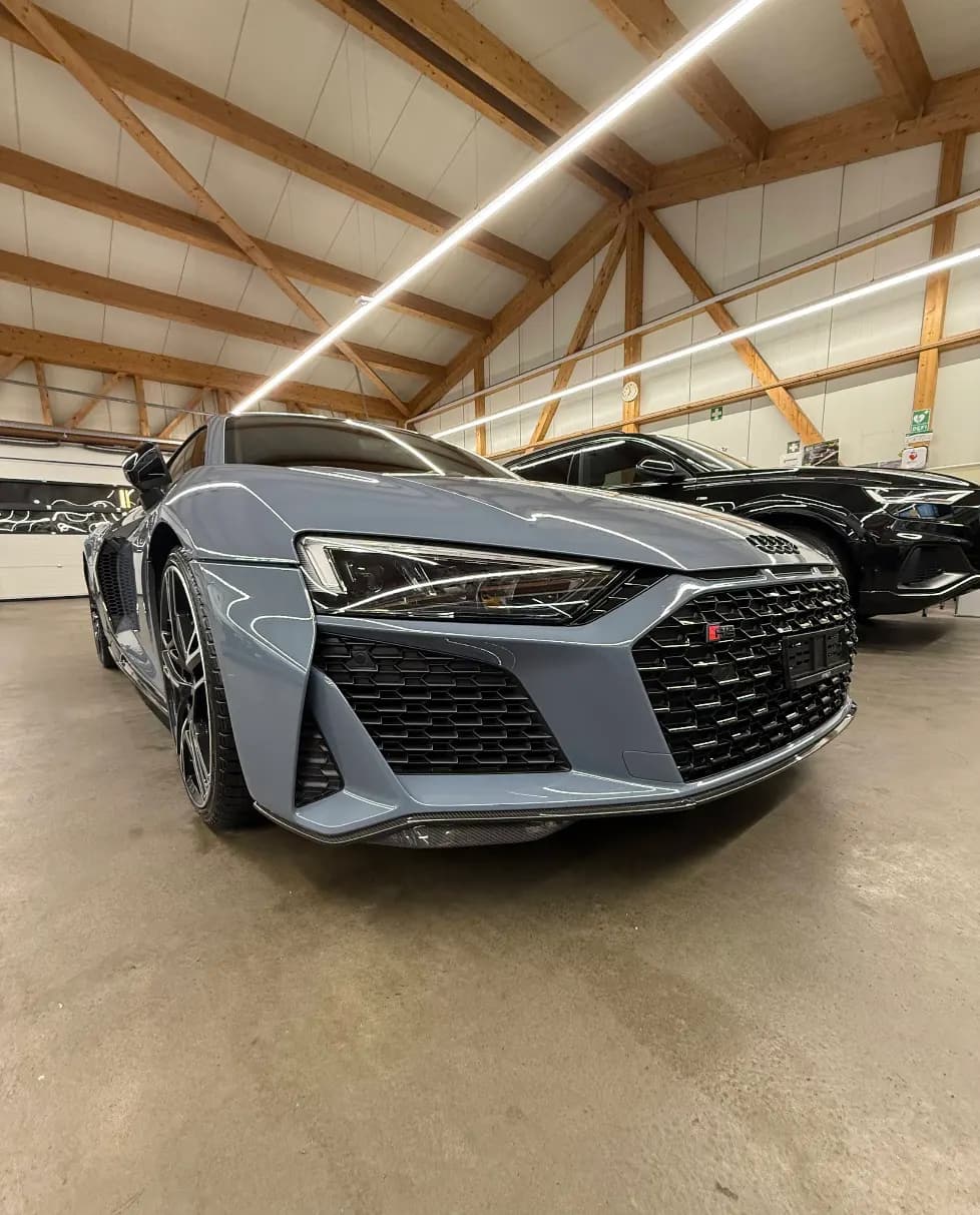 Grau-blauer Audi R8 frontal in der Halle nach der Aufbereitung durch HZZH