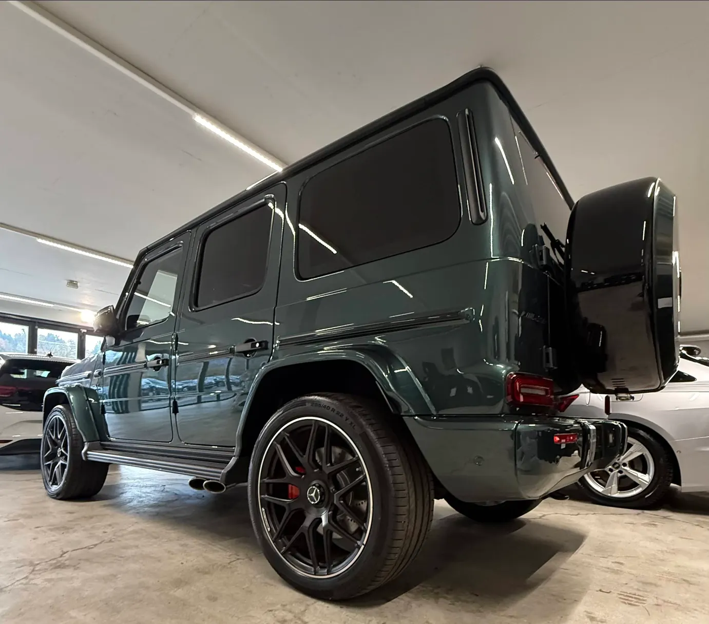 Dunkelgrüne Mercedes-AMG G-Klasse mit tiefem Lackglanz nach der Aufbereitung im Schauraum