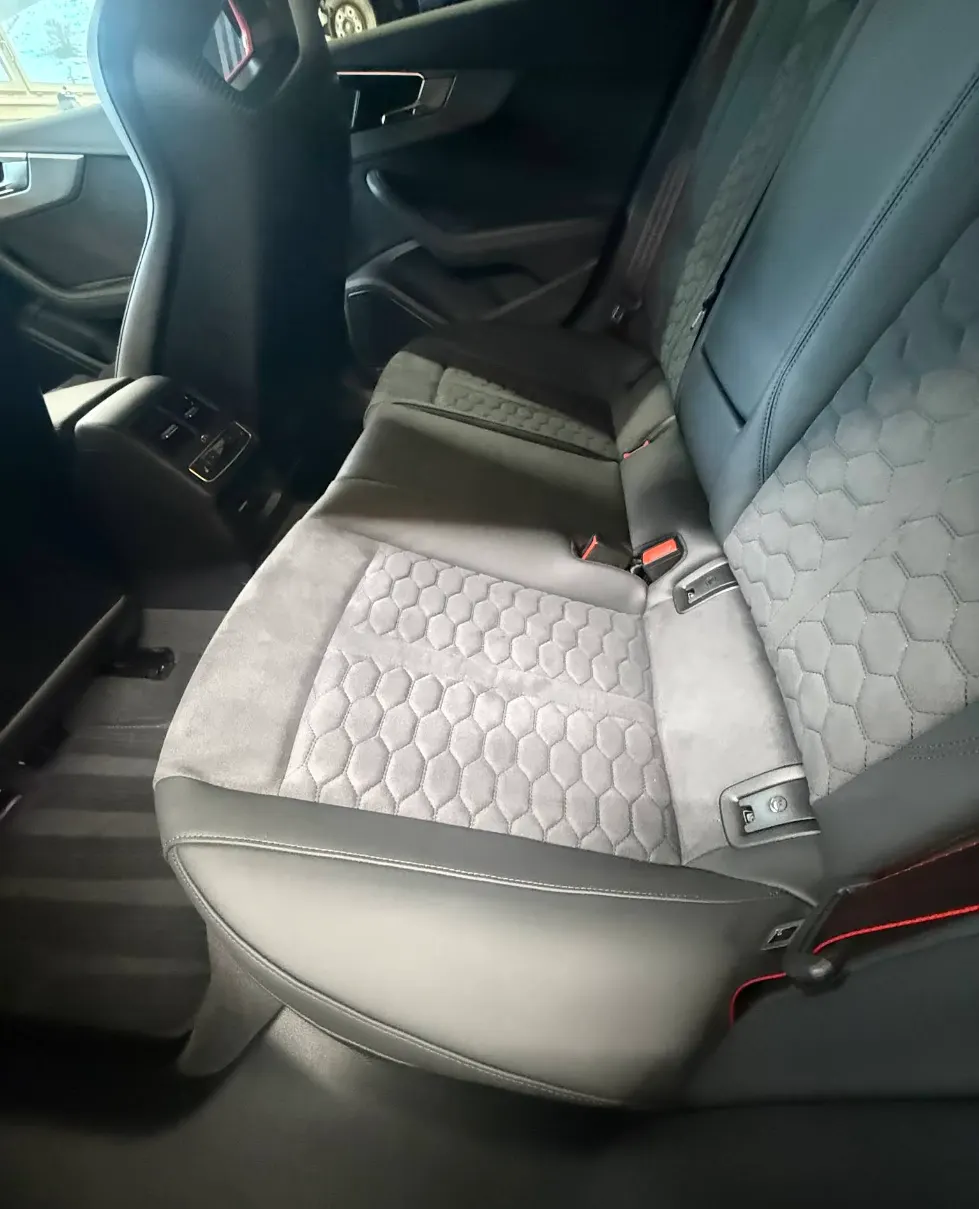 Tiefengereinigte Rückbank mit Alcantara-Wabenmuster in einem Audi RS