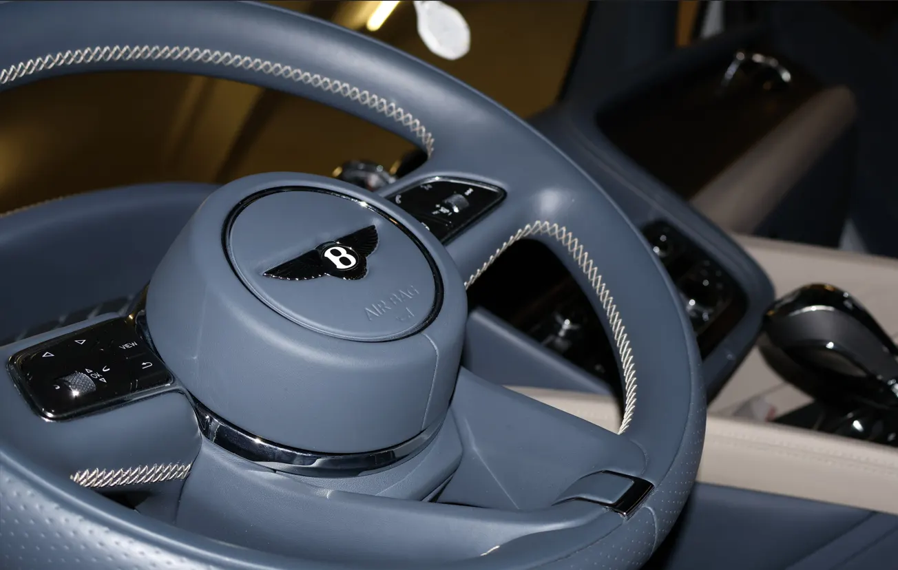 Gepflegtes graublaues Lederlenkrad und Interieur eines Bentley nach der Lederaufbereitung